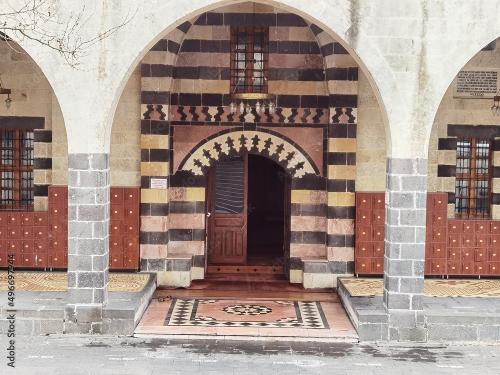 Fototapeta premium Eyüpoglu mosque in Gaziantep with red and white stones