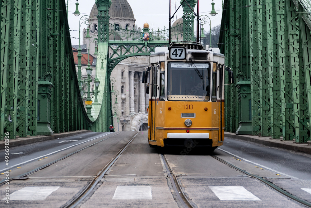 Fototapeta premium Historical tram no.47 crossing Budapest freedom bridge