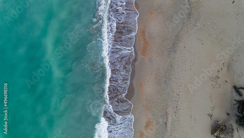 scatto aereo della spiaggia selvaggia con le onde photo