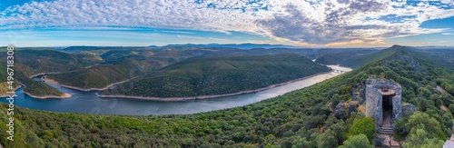 Fotografie Tagus river passing Monfrague national park in Spain