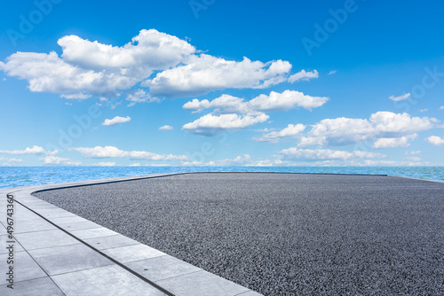 Murais de parede Empty asphalt road platform and lake under blue sky