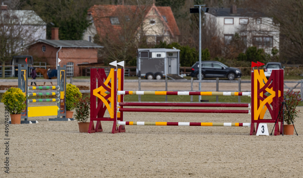 Springreiten Hindernisse auf einem Springreitplatz Springreiten Hindernisse auf einem Springreitplatz