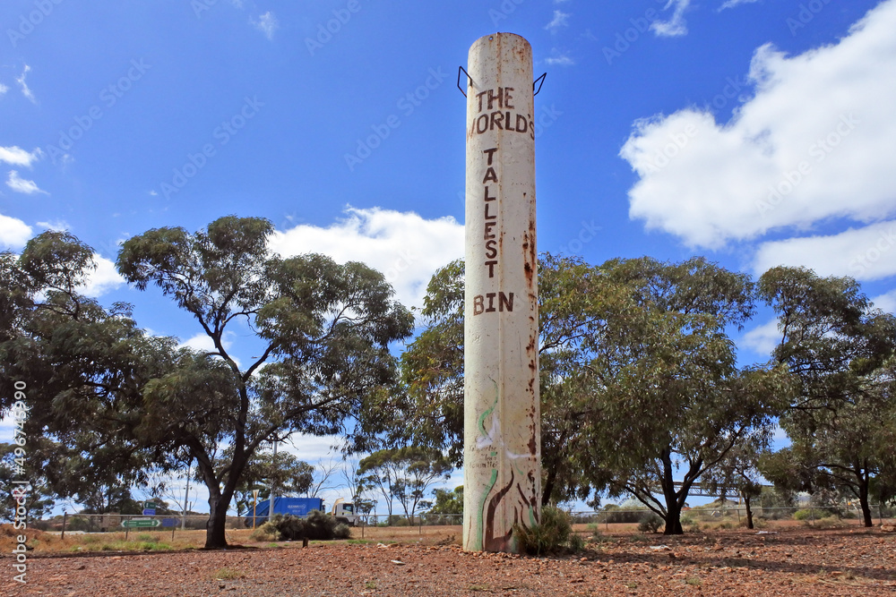 Obraz premium The world tallest bin in Kalgoorlie - Boulder Western Australia