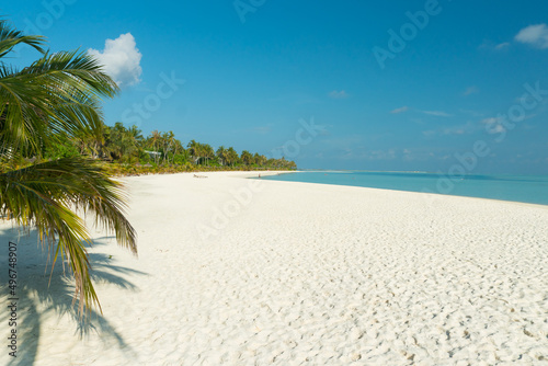 Photo White beach on maledives paradise