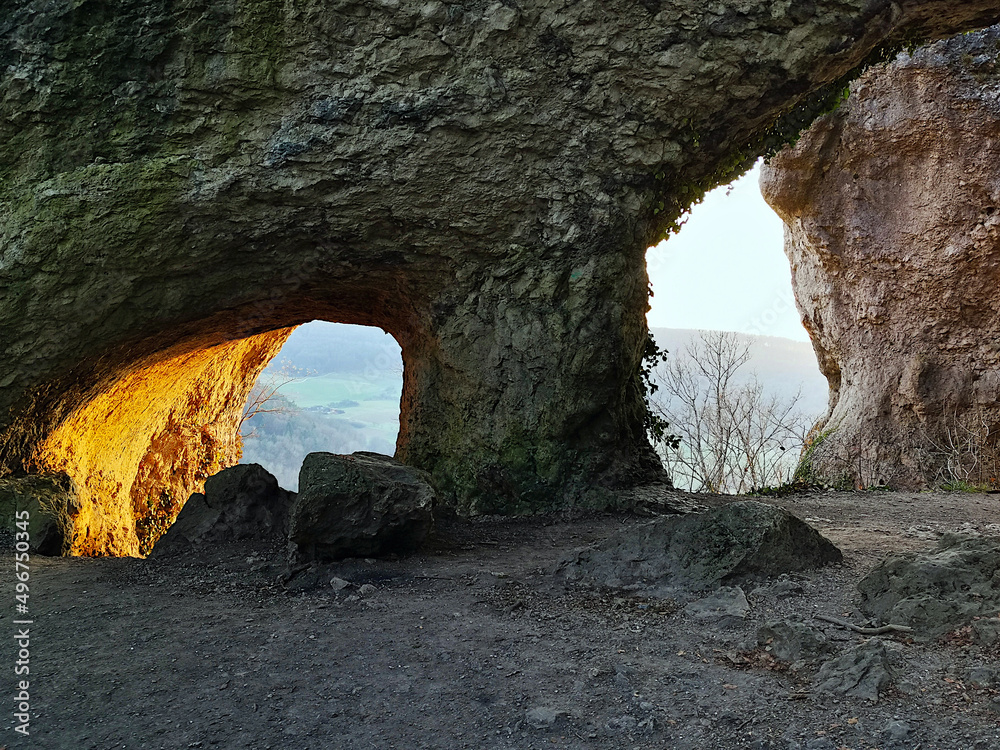 Sonnenuntergang in nur einem Bogen der Höhlen über dem Happurger Stausee