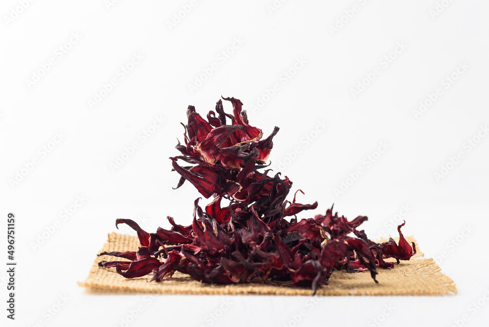 Obraz premium Dry roselle tea on white background