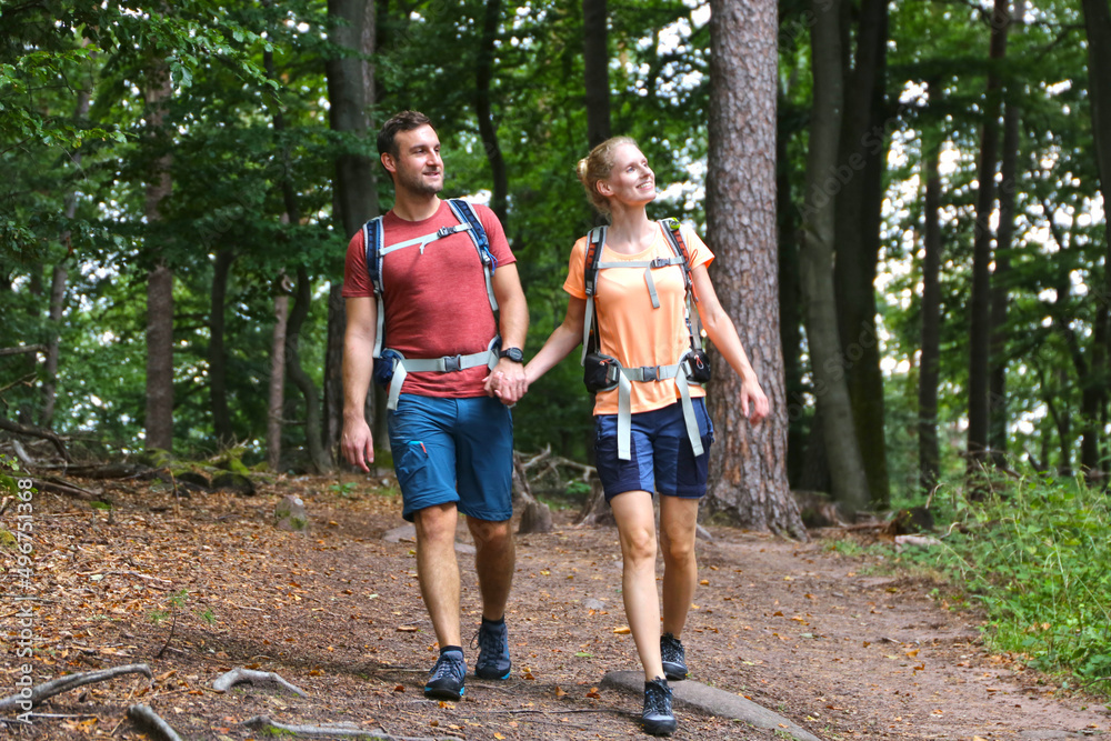 Junges Paar beim Wandern im Pfälzerwald (Model released) Junges Paar beim Wandern im Pfälzerwald (Model released)