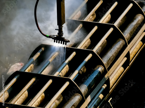 People are working on high-pressure water machines to wash away the impurities of petrochemical equipment.