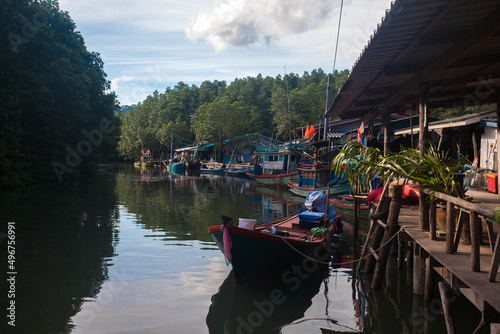 Obraz na płótnie Salakkok Fishing Village, is located along a peaceful, sheltered stretch of coast, at the southern edge of Salak Khok bay, in Koh Chang Island, Trat Province, Thailand w salonie