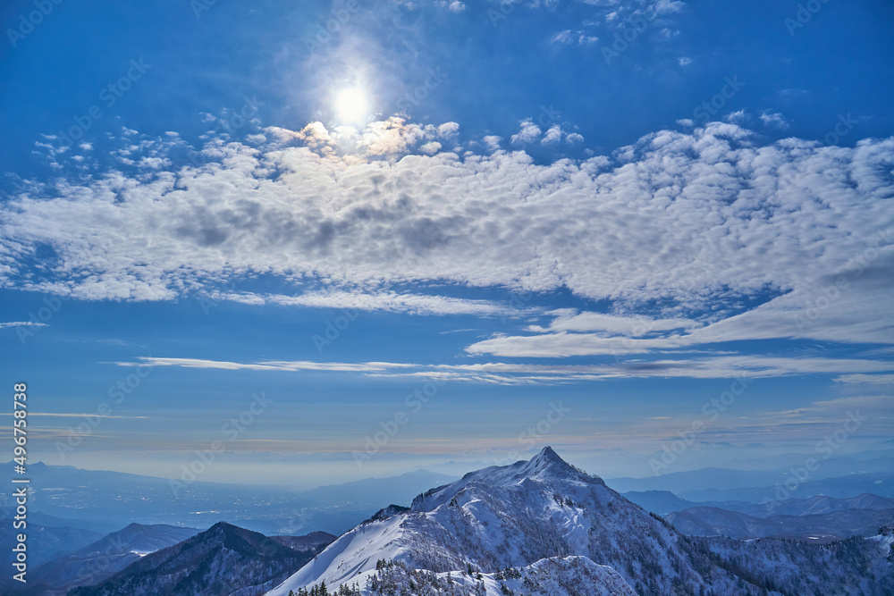 冬の群馬県利根郡の武尊山の山頂付近から南西側の剣ヶ峰山を見る