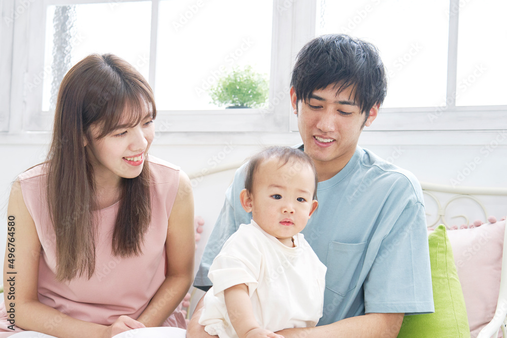 赤ちゃんと遊ぶ夫婦 リビング 赤ちゃんと遊ぶ夫婦 リビング