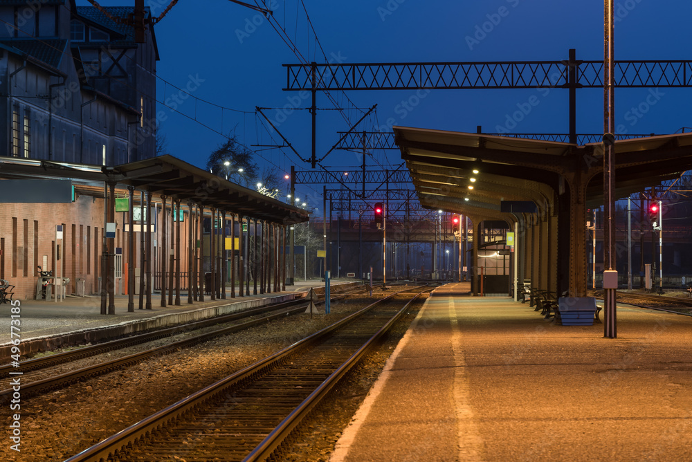Naklejka premium RAILWAY - Evening on the platforms of the railway station 