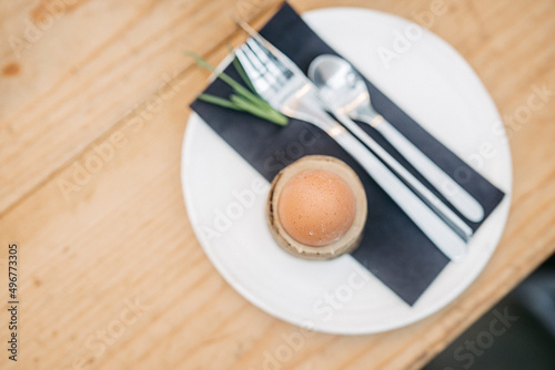 gekochtes Ei im Eierbecher photo