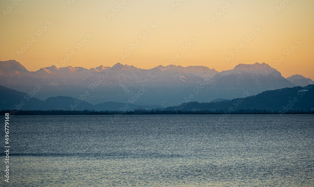 Blick über den Bodensee hinweg ins Rheintal mit den Bergen des Rätikon un Montafon