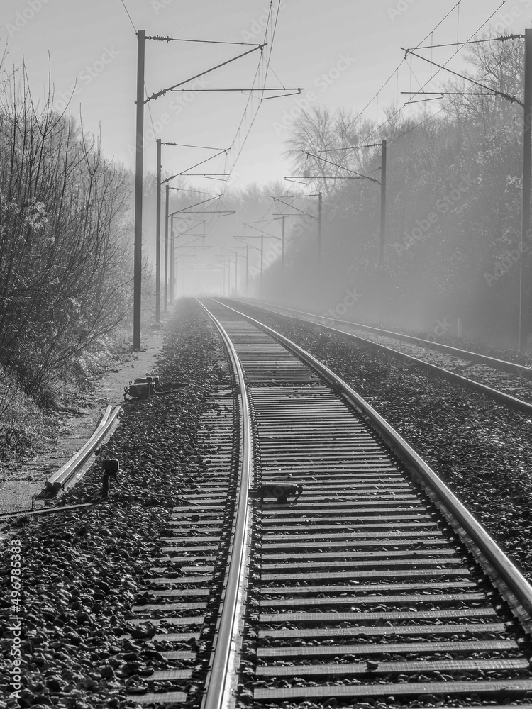 voie ferrée dans la brume à Brignancourt dans le Val d'Oise en France