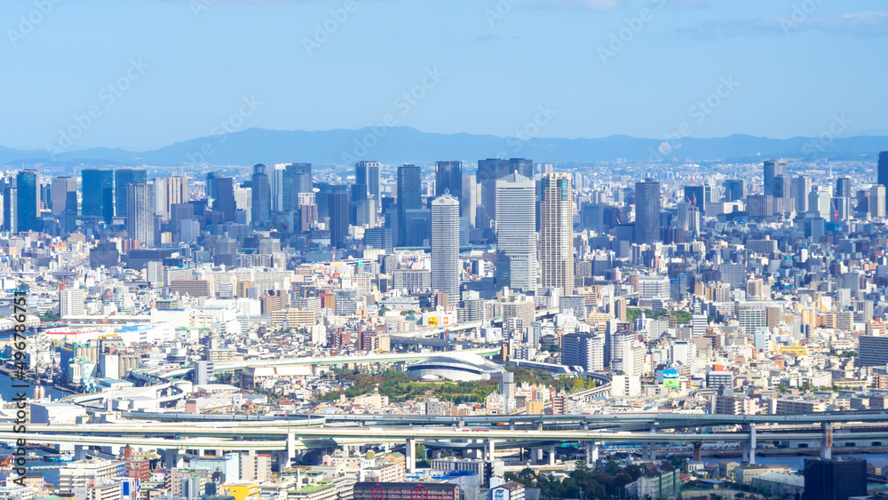 大阪風景 摩天楼と木漏れ日