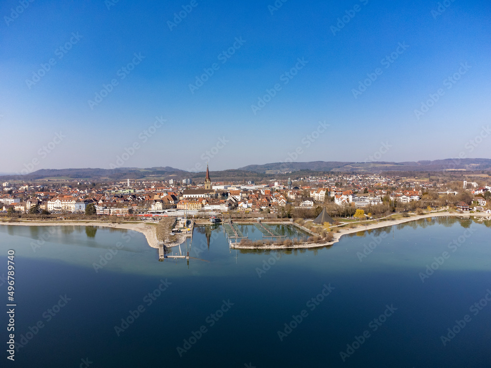 Die Stadt Radolfzell am Bodensee mit der Hafenanlage 