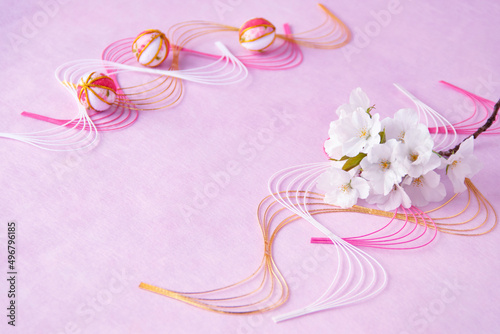 日本の正月イメージ 桜の花束と可愛い手毬と波型水引のデザイン（ピンクバック）