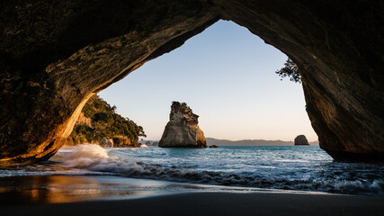 Poster Cathedral Cove Rotsformaties Mercury Bay Nieuw-Zeeland  © Igor Kondler/Wirestock Creators