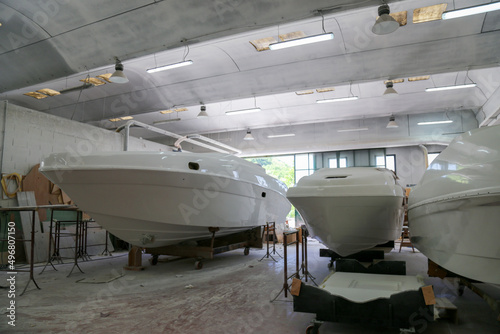 Fotografia Indoor shipyard of speed boats in construction.