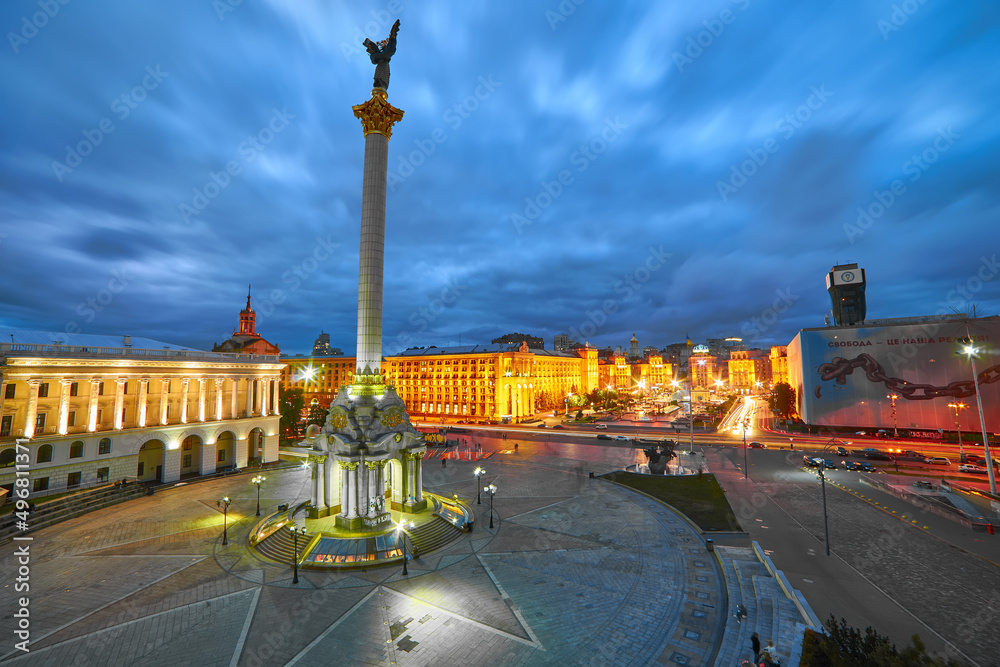 Fototapeta premium KYIV, UKRAINE, September 06, 2017: Night view of the independence memorial at Maidan Nezalezhnosti square in Kyiv