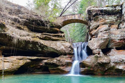 Schilderij op canvas Photo of old rustic bridge and stones with waterfall in Hocking Hills State Park
