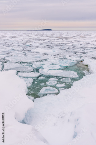 Fotografie Vertical shot of the frozen Lake Huron in Bruce Peninsula National Park, Ontario