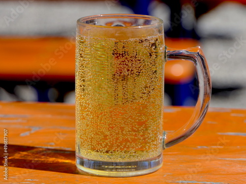 kalte Apfelschorle auf einem Biertisch photo