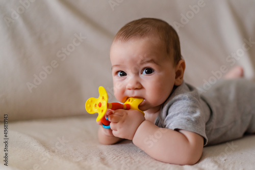 Obraz na plátně Small caucasian baby four or five months old having teeth issues growing teethin