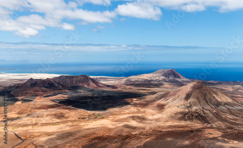 Vista aérea de las montañas volcánicas en Corralejo, Fuerteventura, Islas Canarias, España