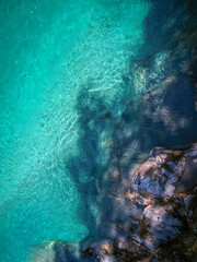 Handdoek met foto Koraalgroen Rots aan helderblauwe oceaan bovenaanzicht  © Francesco Ungaro/Wirestock Creators