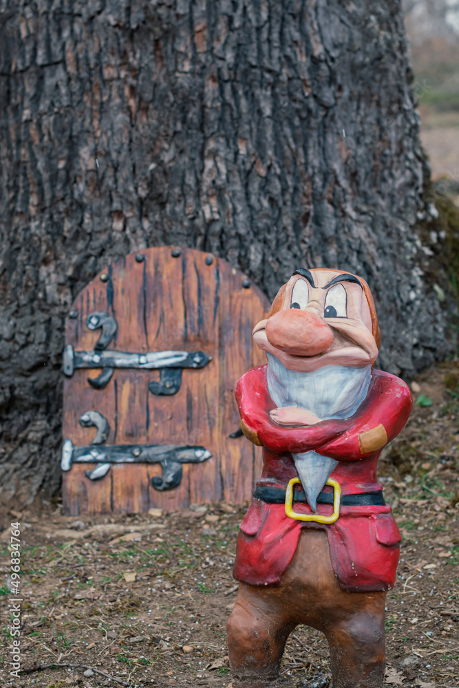 León, España; 1 de abril de 2022 Figura del enanito gruñón en el