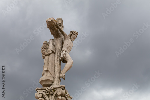 Jesucristo en la cruz tallado en piedra