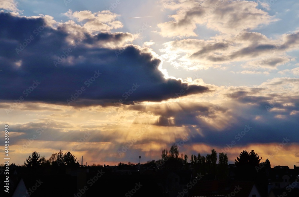 Fototapeta premium Sonne und Wolken am Abendhimmel