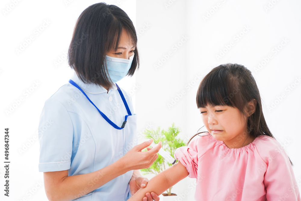予防接種をする小さな女の子 予防接種をする小さな女の子