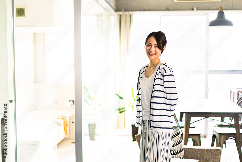 一人暮らしをする若い女性 一人暮らしをする若い女性