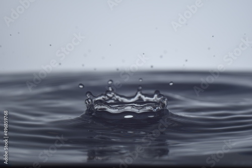 duży rozbryzg kropli wody tworzący koronę © Adam