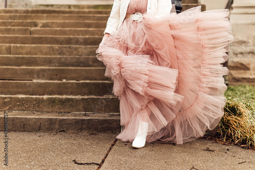 Schilderij op canvas Closeup shot of an anonymous female wearing a pink tulle dress and leaning on th