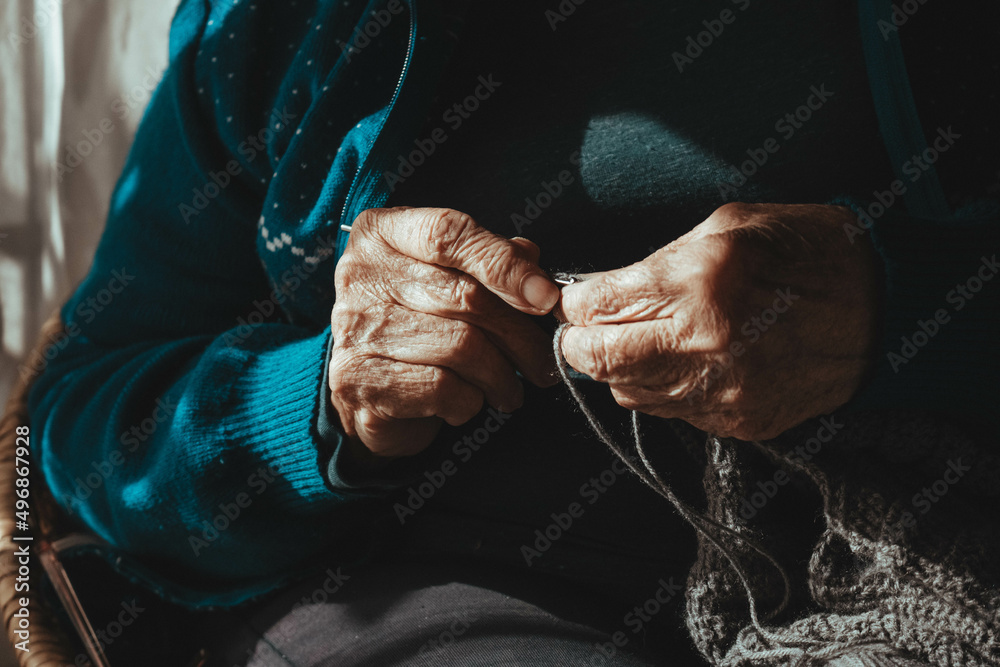 manos tejiendo abuela