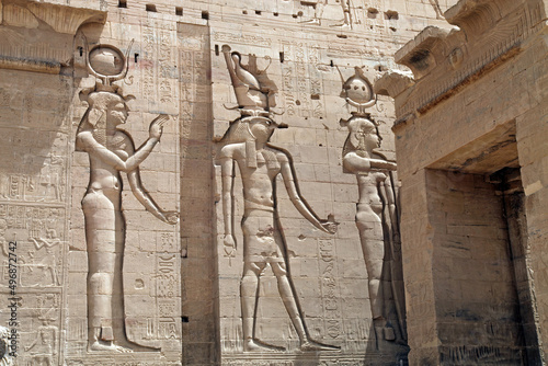 Quadro su tela Carved wall reliefs of Isis and Horus at the Temple of Philae, Aswan Egypt