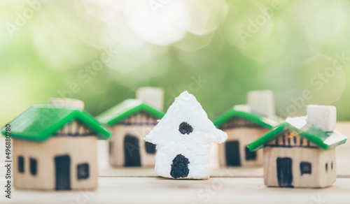 Φωτογραφία white house in among Green houses for real estate