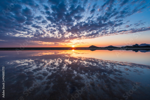 Konstfotografi 香川県三豊市にある日本のウユニ塩湖と呼ばれて人気のある父母ヶ浜の夕景