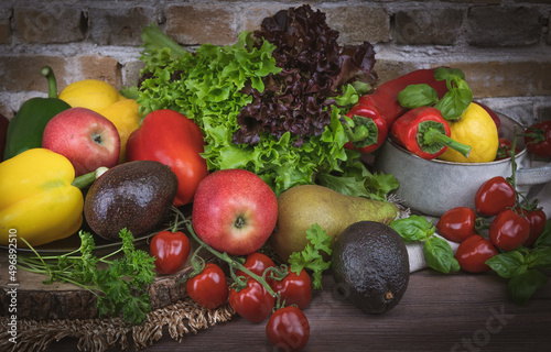 Owoce i warzywa na stole. Sałata, papryka, awokado, jabłka, pomidorki. Zdrowe składniki, zdrowe gotowanie.