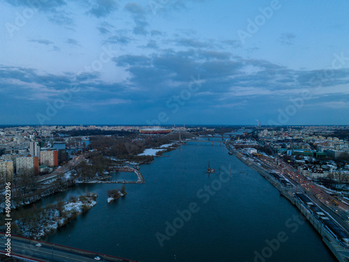 Duża rzeka widziana z drona podczas zachodu słońca, Warszawa, widoczne zabudowania i brzeg, mosty © Arkadiusz