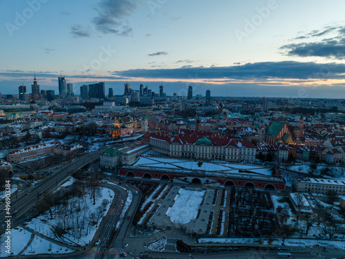 Widok na zamek kr  lewki i stare miasto w Warszawie z drona  w tle wie  owce  za  nie  one dachy  zach  d s  o  ca