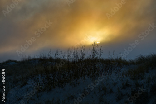 Dramatyczny zachód słońca we mgle. Mgła, Bałtyk, Ustka, pastelowe barwy, nastrój.