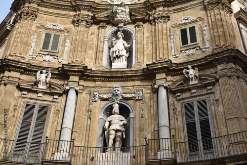 Statues de la place des Quattro Canti à Palerme. Sicile photo