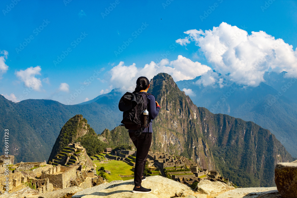 Mujer disfrutando de la visión de Machu Picchu Perú Sudamérica, concepto de turismo, viajes, mochila,