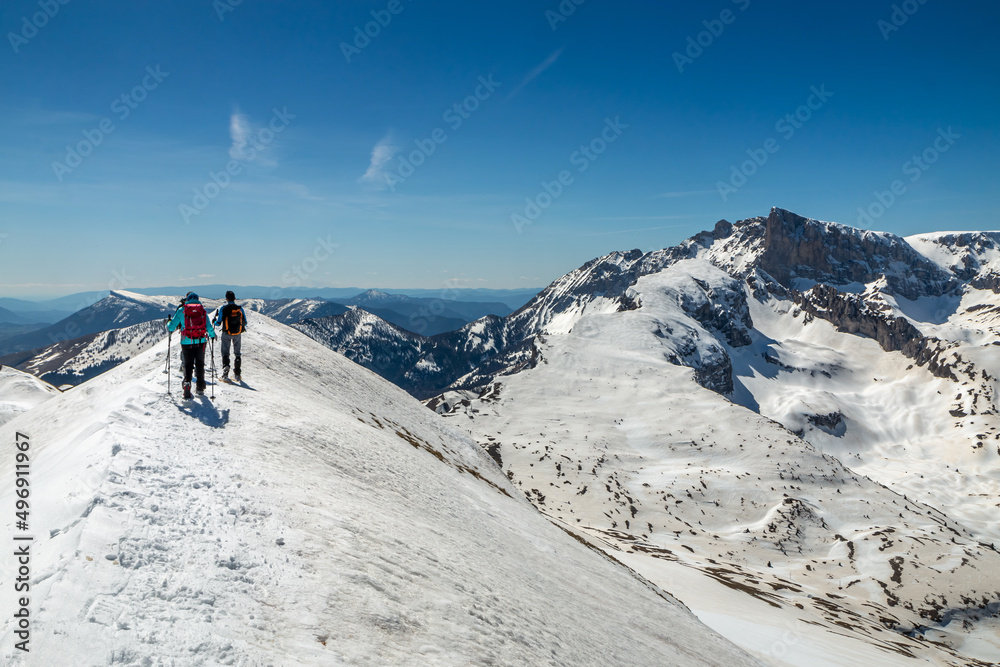 Randonnée en raquettes dans le Dévoluy en hiver , Hautes-Alpes , France