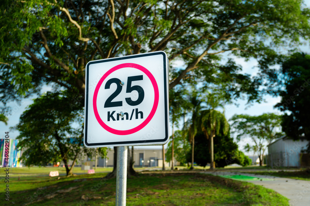 twenty-five kilometers per hour traffic signal in a bike route